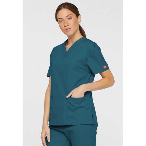 Blouse médicale Col V Femme, Dickies, 2 poches, Collection "EDS signature" (86706), couleur vert caraïbe, vue modèle coté droit